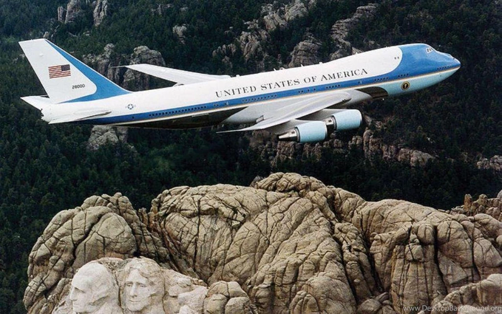 AIR FORCE ONE OVER MOUNT RUSHMORE WALLPAPER   (