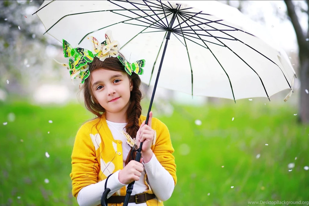 Cute Baby Girl With White Umbrella Wallpaper.jpg