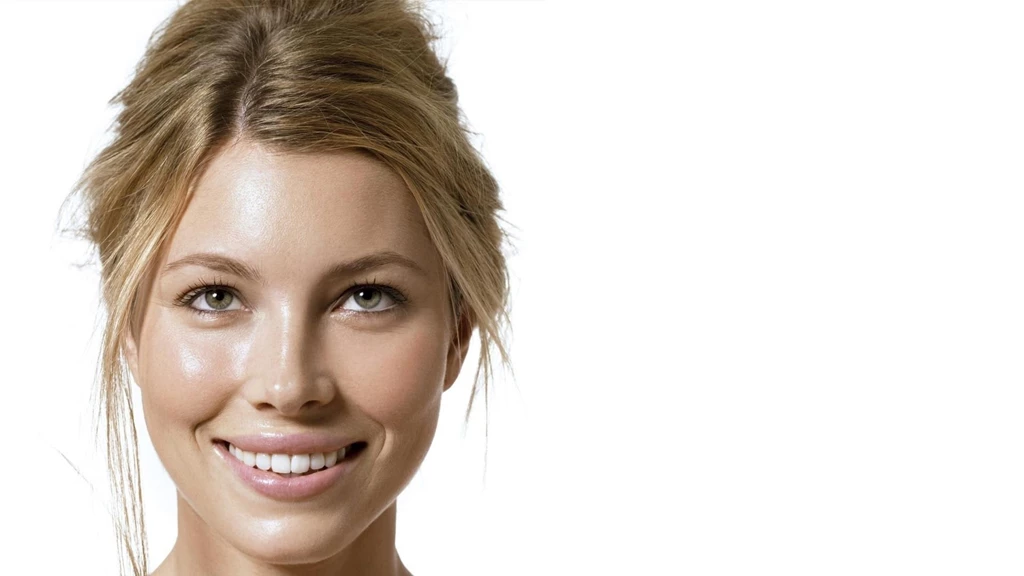 Jessica Biel With Her Hair On A Side Wallpapers