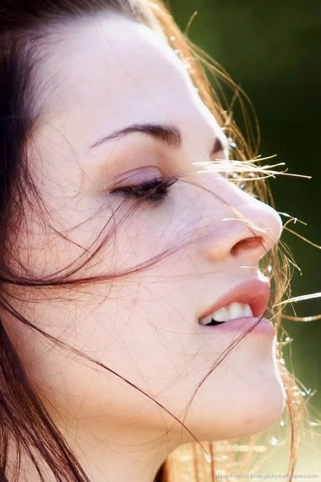Download Kristen Stewart Hot Wallpapers For iPhone 4