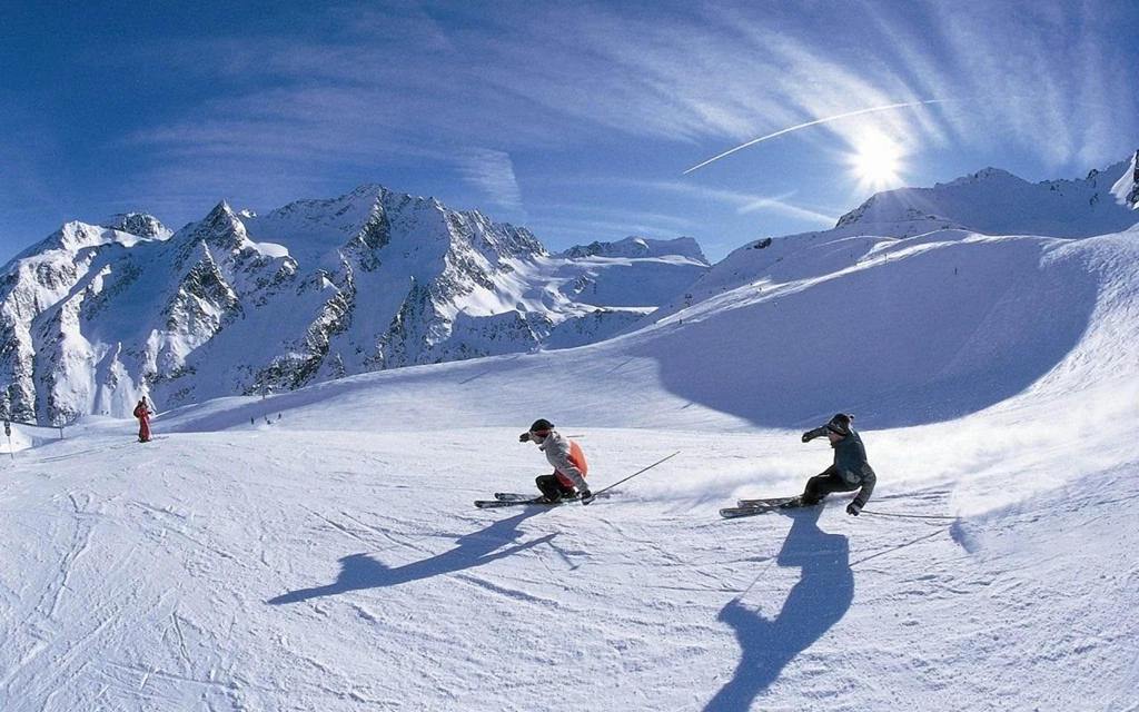 Skiing in Italy Gohoto Wallpapers HD.jpg