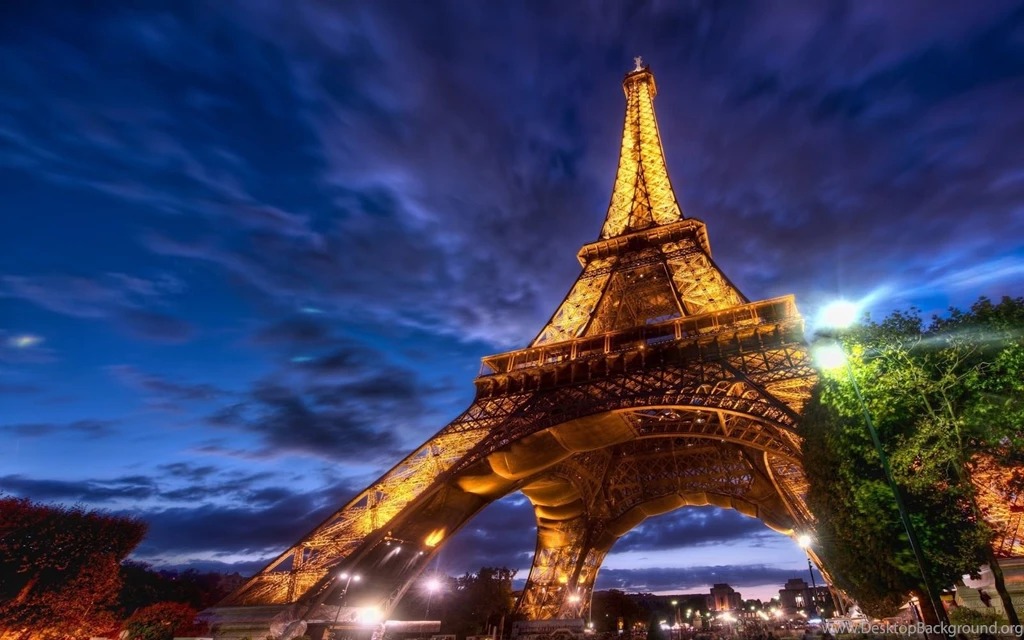 Amazing Eiffel Tower At Nigh Wallpapers HD