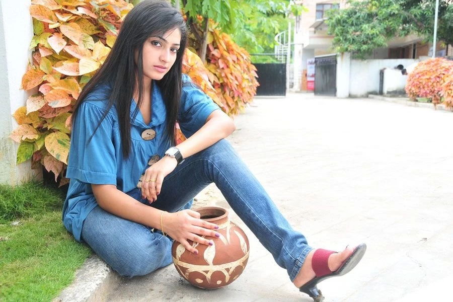 Hari Priya Latest Cute Wallpapers