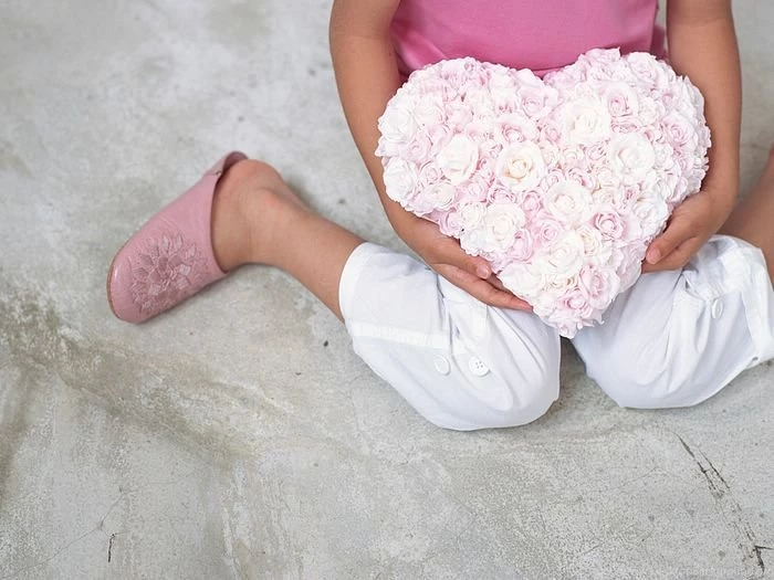 Little Girl Holding Heart shaped Bouquet Photo 17 Wallcoo.net