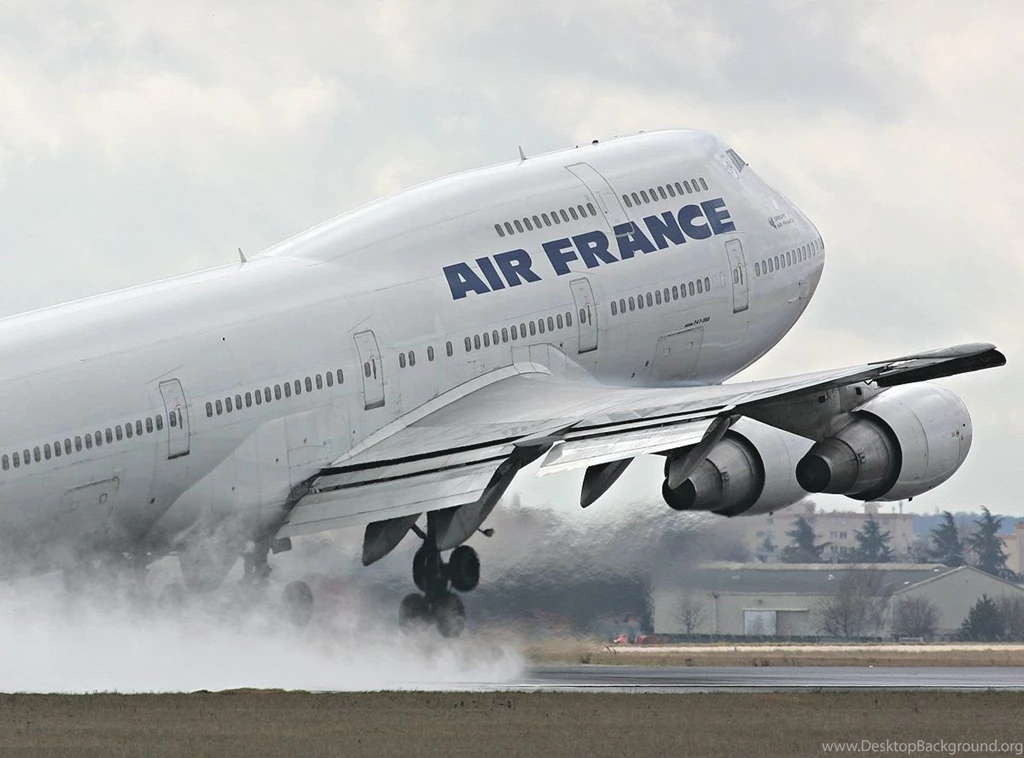 Boeing_747 200_takeoff_water_splash.jpg