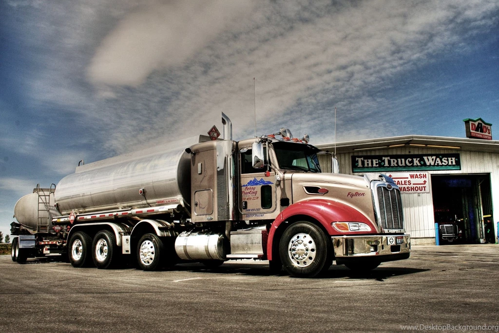 Peterbilt Truck Wallpaper.jpg