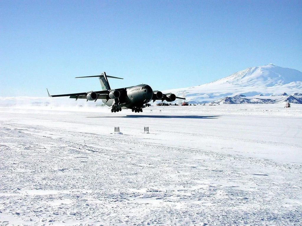 U.S. Air Force C 17 Globemaster III Landing Pics