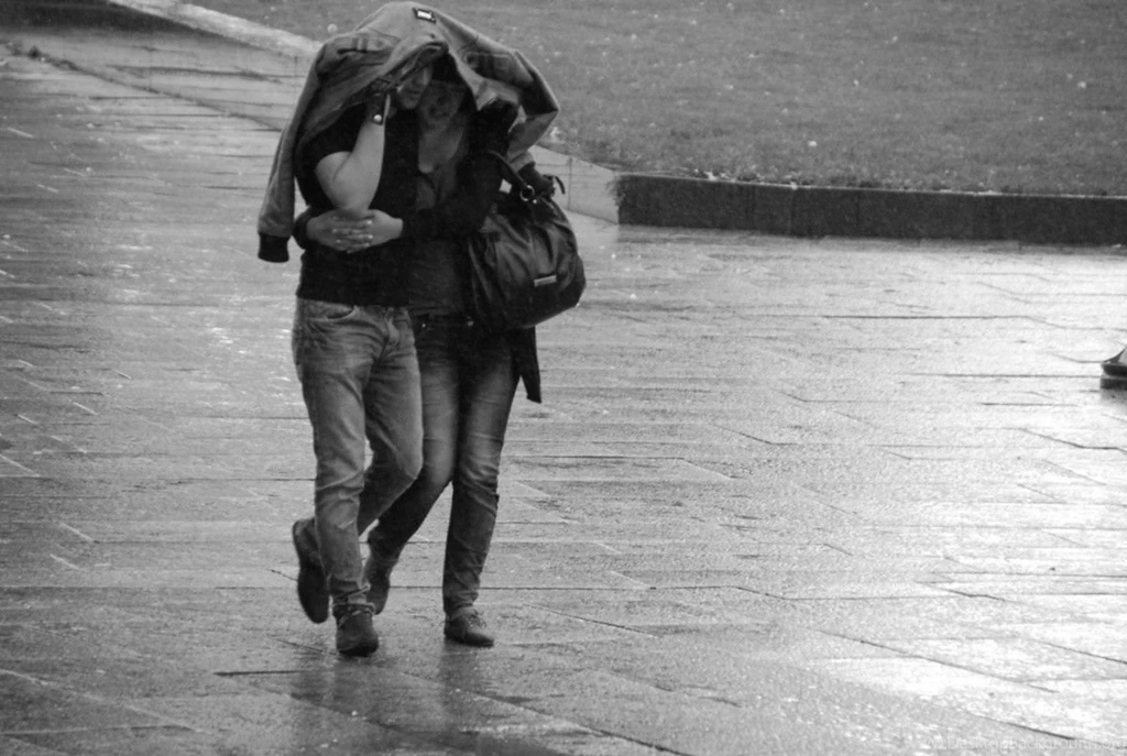Happy Monsoon Romantic Couple In Rain Wallpapers New HD Wallpapers