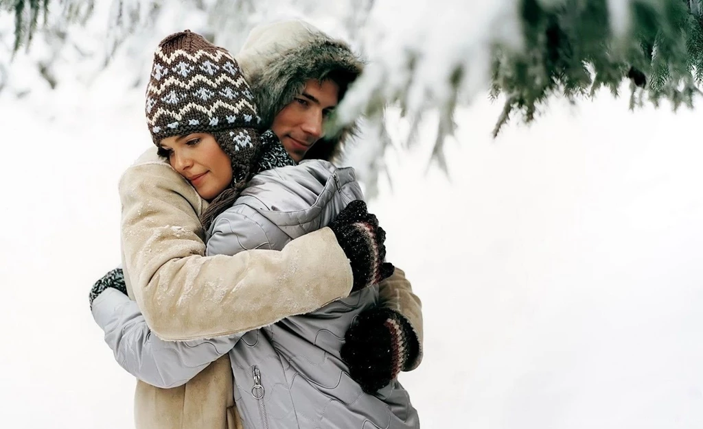Cute Couple With Happy Hug Day Wallpapers