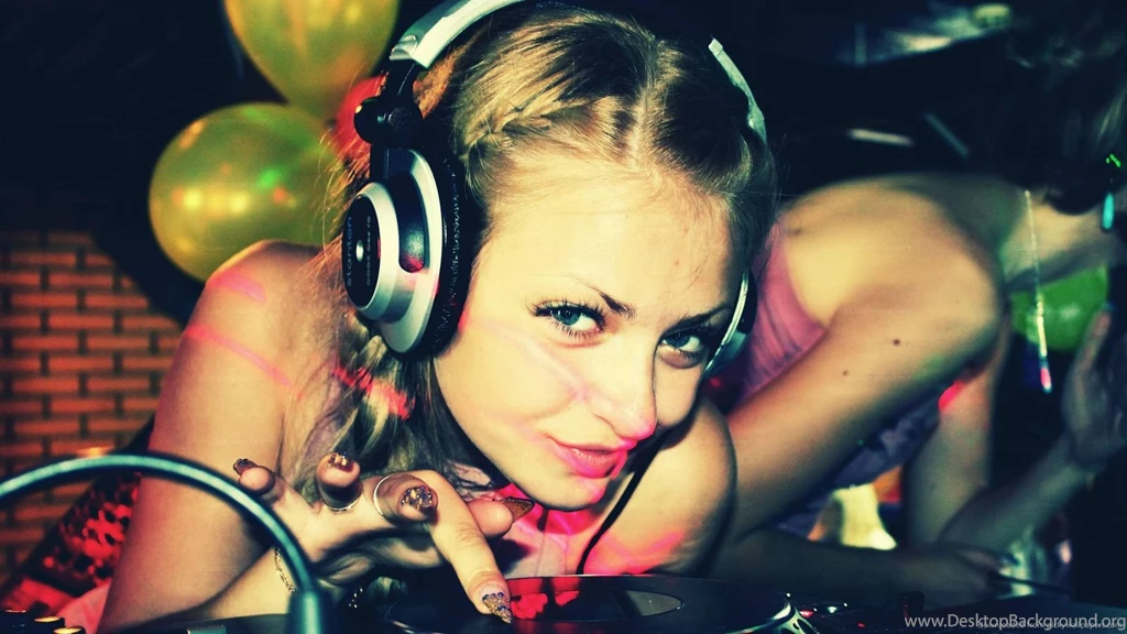 Download 1600x900 Russian DJ Girl Wallpapers