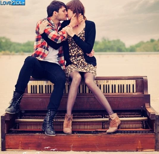 Love Couple Kiss Kissing Hug Piano ~ Love Image