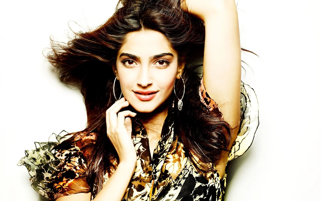Actress Sonam Kapoor Wallpapers