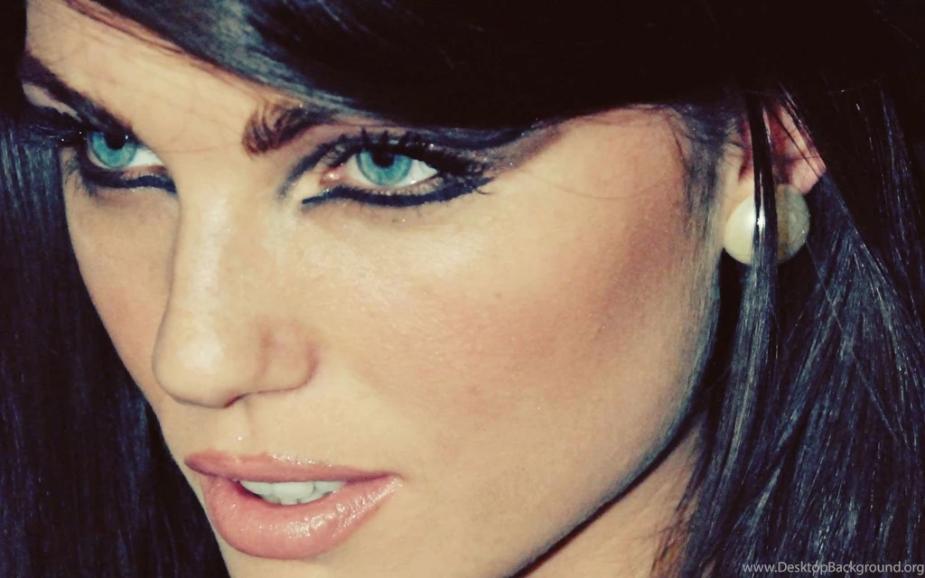 Download Women Close Up Wallpapers 1680x1050