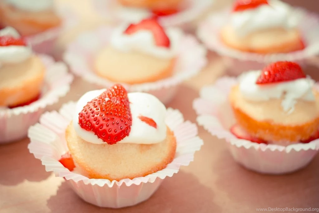 Sweet Cup Cake On Strawberry Wallpapers 1024x683 221370