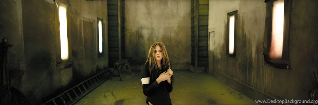 Avril Lavigne Multiscreen Very High Resolution Image