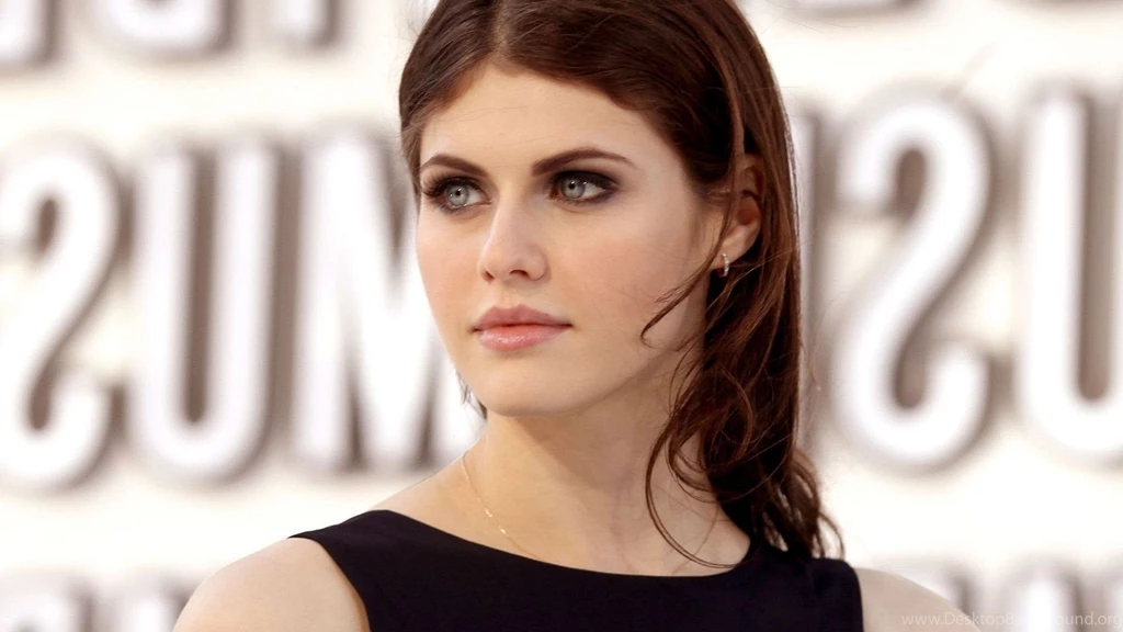 Alexandra Daddario New Hot Cute Hd Wallpapers Wallpaperss HD