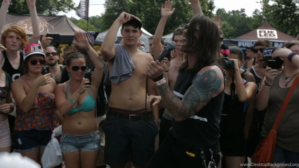 Adam Lazzara Of Taking Back Sunday Performs “Homeless Romantic ...