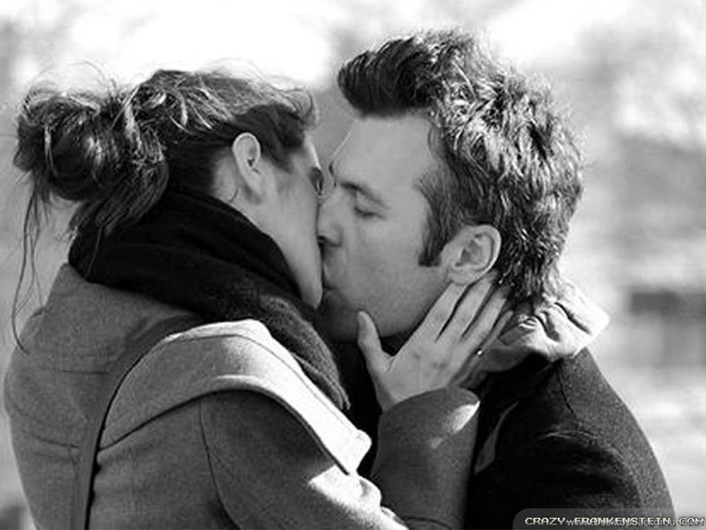 Romantic French Kiss Wallpapers