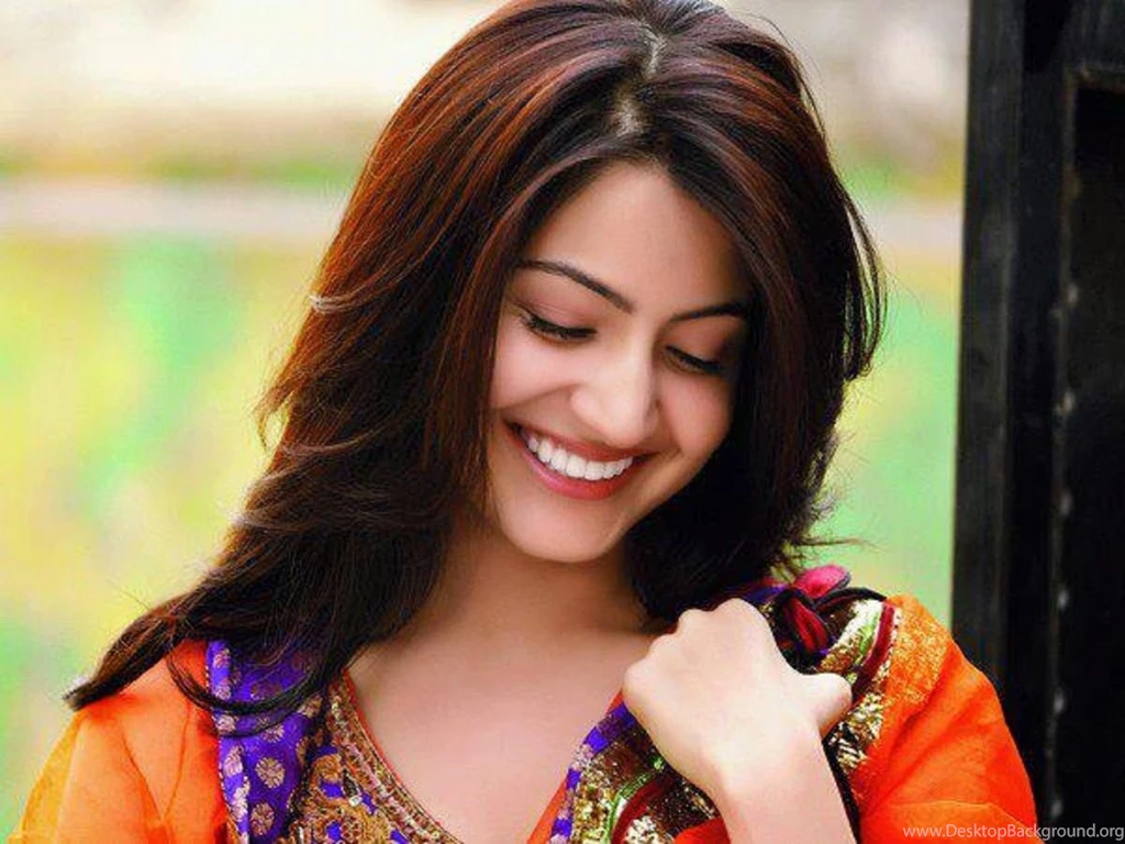 Anushka Sharma Stunning Bollywood Actress Wallpaper Download.jpg