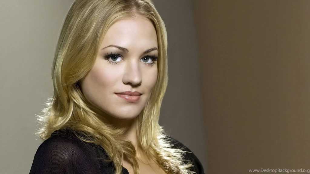 Yvonne Strahovski Smiling Wallpapers 28461