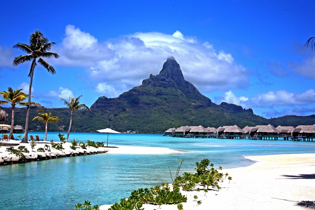 Polynesian Triangle XVI: Bora Bora Copter & Sub Moorea