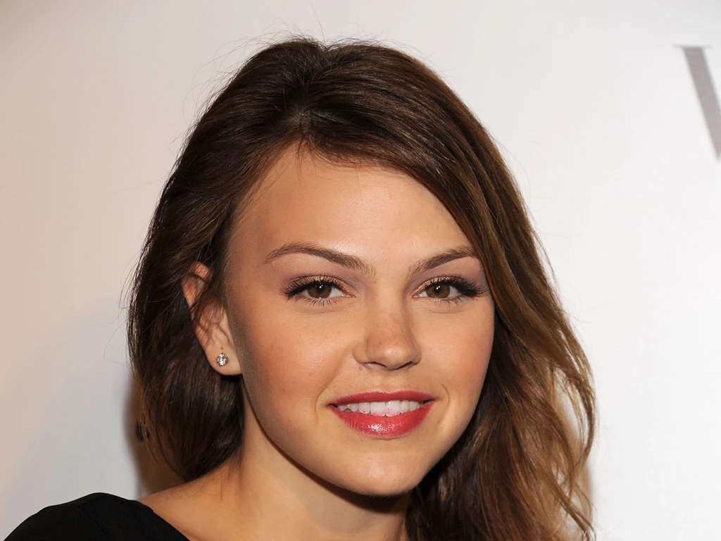 Aimee teegarden vogue 008.jpg