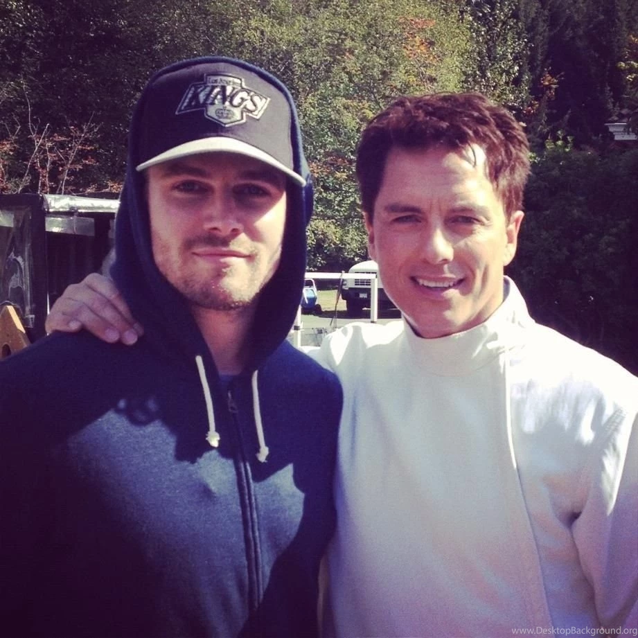 Arrow stephen amell and john barrowman 286e75ea7dc7ae76de9dde11b4e4042e large 123183.jpg