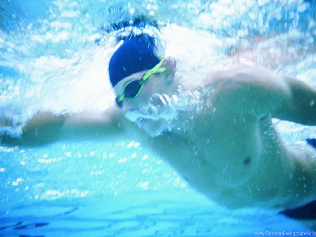 UNDERWATER SWIMMER WALLPAPER (