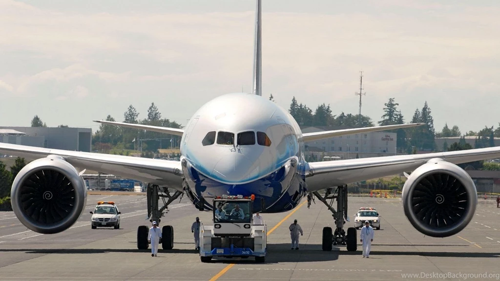 Boeing B787 Dreamliner Taxiing On Runway Wallpapers 734