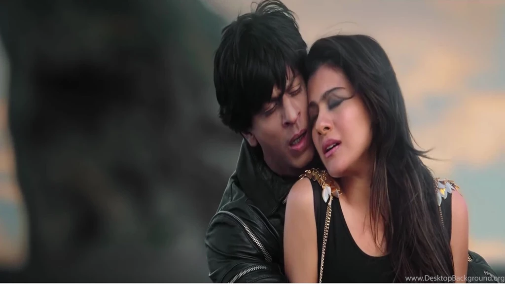 Actor Shah Rukh Khan Hug To Actress Kajol In Movie Dilwale ...
