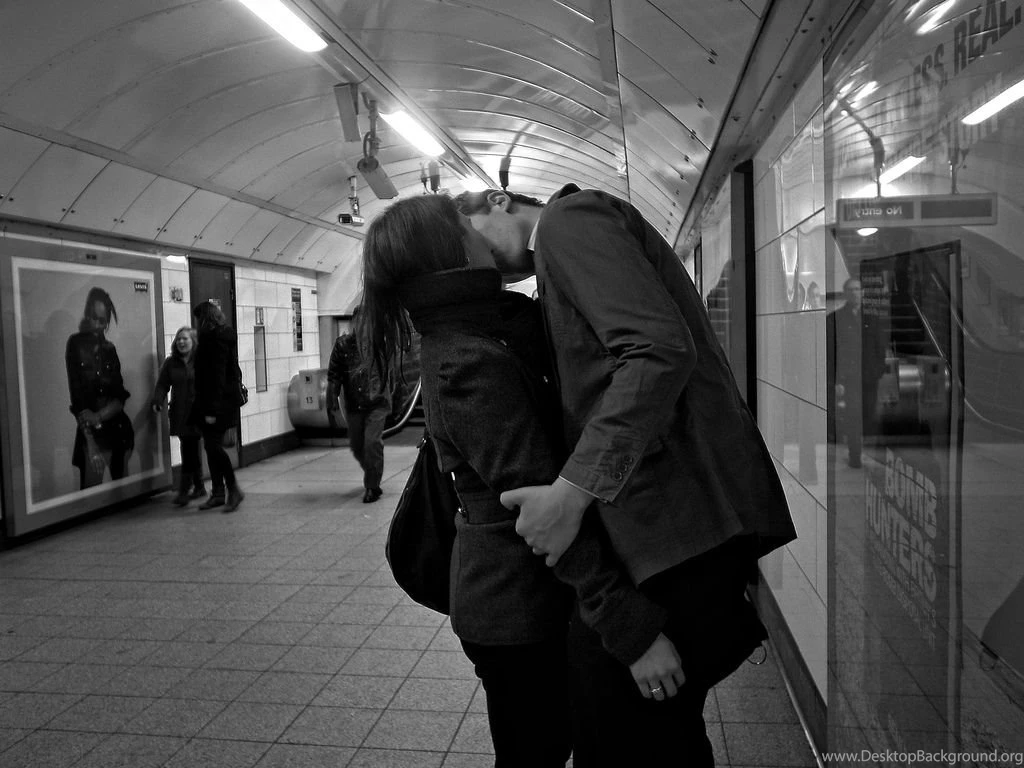32 Romantic Photos Of Kissing In London – Now. Here. This. – Time ...