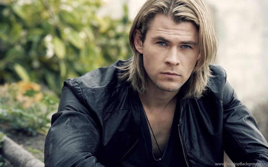 Chris Hemsworth Looking Handsome Wallpapers 1920x1200 335905
