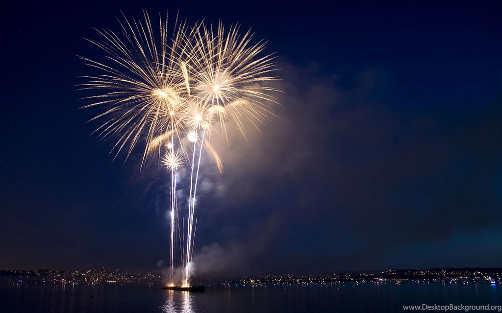 Fireworks Show At Sea Wallapaper HD