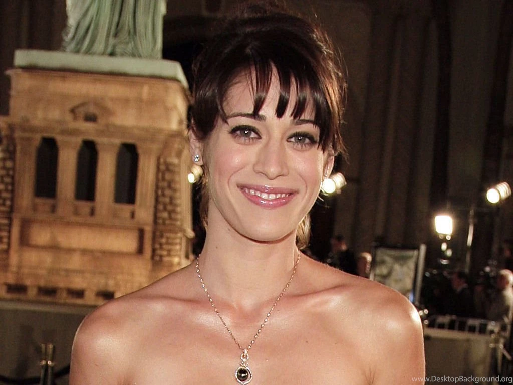 Lizzy Lizzy Caplan Wallpapers (2617549) Fanpop