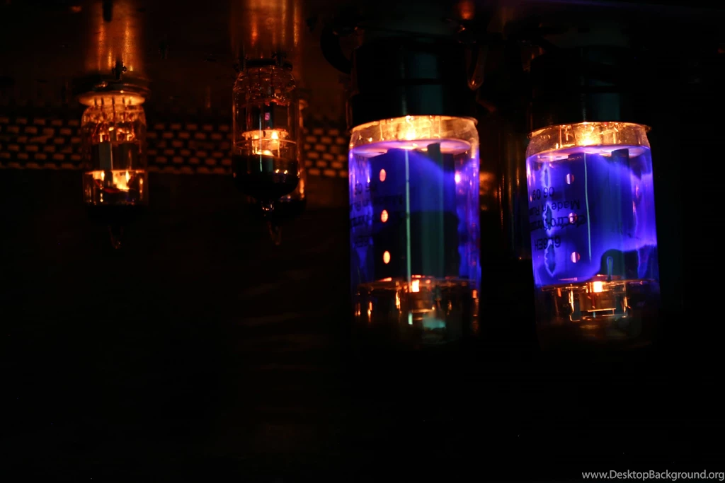 Long Exposure Of A Vacuum Tube In A Guitar Amp : Pics
