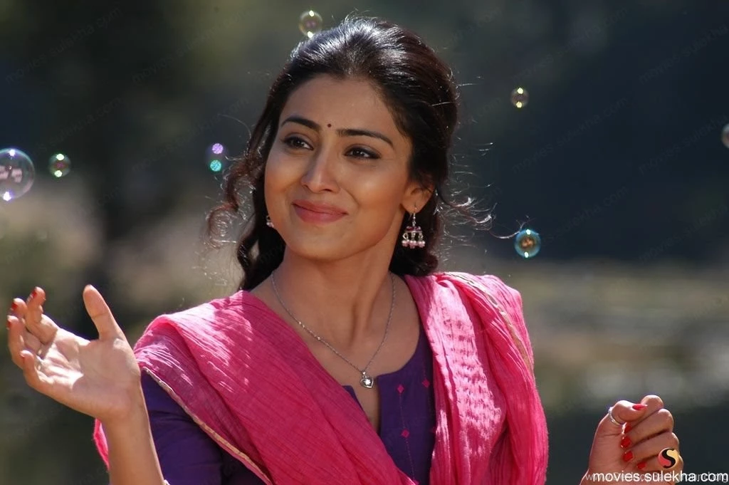 Shriya Tamil Wallpaper, Shriya Desktop Picture, Shriya Posters ...