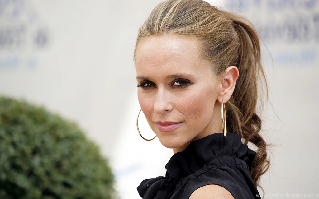 Jennifer Love Hewitt With Curly Hair And A Hand On The Wall ...