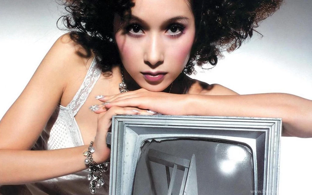 CUTE LADY WALLPAPER   (