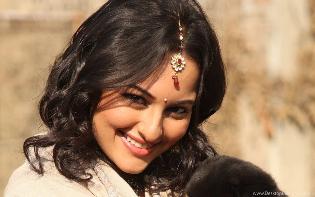 Sonakshi Sinha Beautiful Smile HD Wallpapers