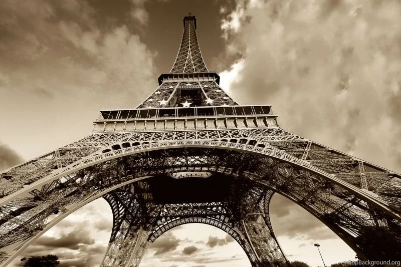 Eiffel tower in black and white.jpg