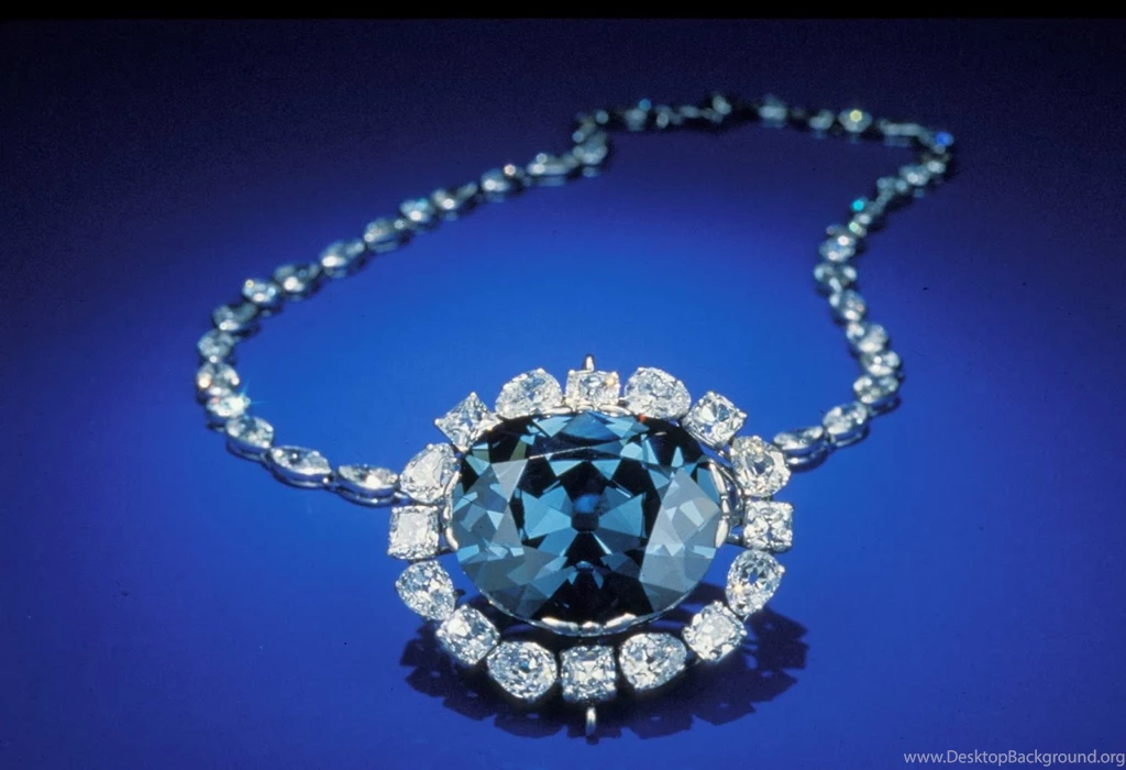 BEAUTY AND FASHION: BLUE DIAMOND NECKLACE