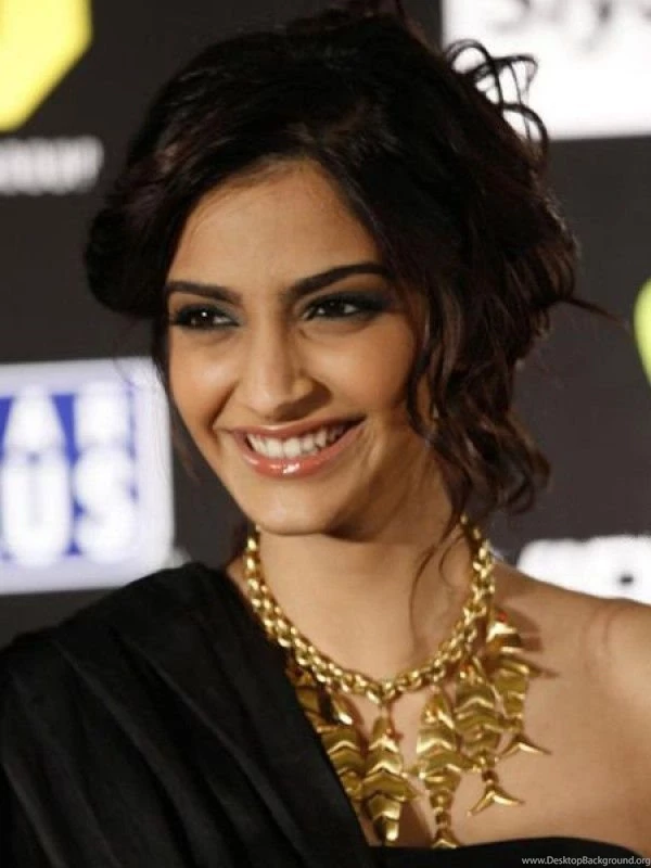 Sonam kapoor stylish look.jpg