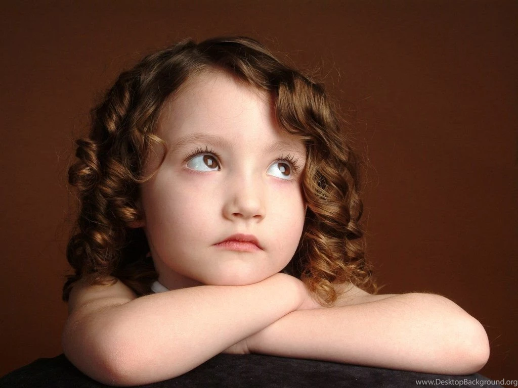 Baby Girl With Curly Hair Look Hd Wallpapers Girl Baby Wallpapers ...