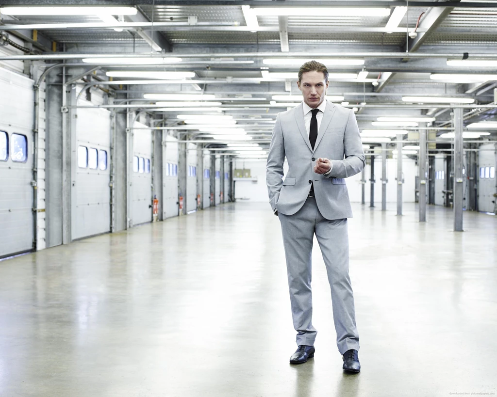Download 2560x2048 Tom Hardy In The Empty Garage Wallpapers