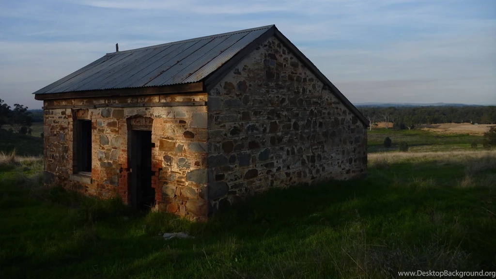 Gorgeous Disused Farmhouse Wallpapers For Your Linux Mint MATE Desktop.