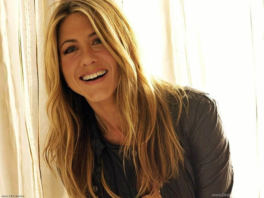 Jennifer Aniston Cute Smile Full HD Wallpaper 1024x768.jpg