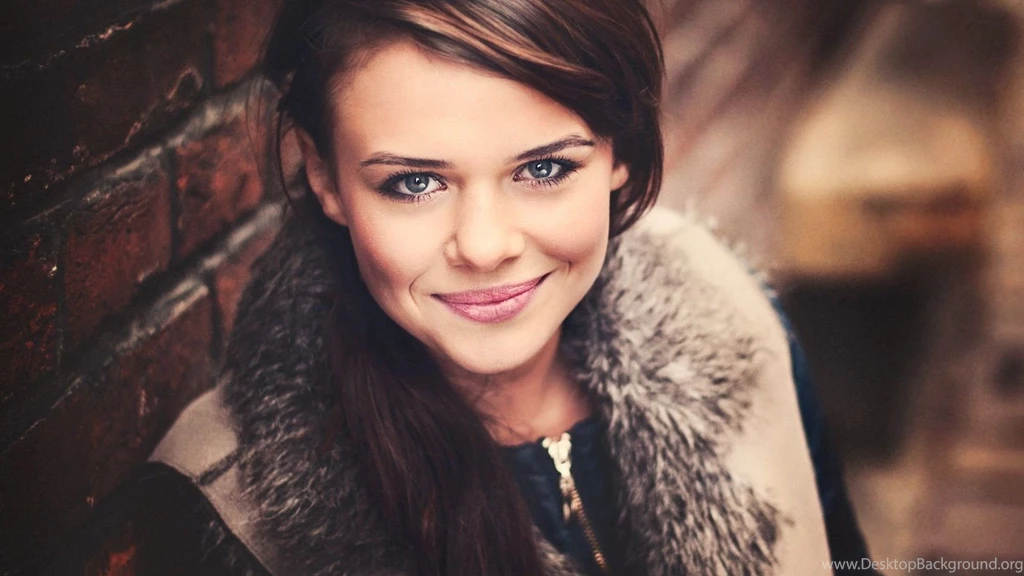 Nice Smiling Girl Face Wallpapers 26704