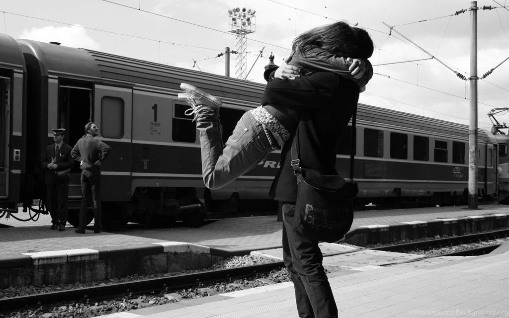 Lovers Hug Wallpapers