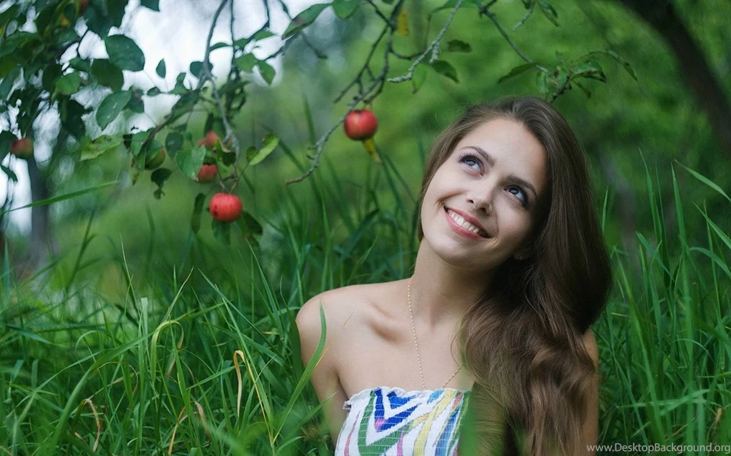 Smiling Girl HQ Wallpapers