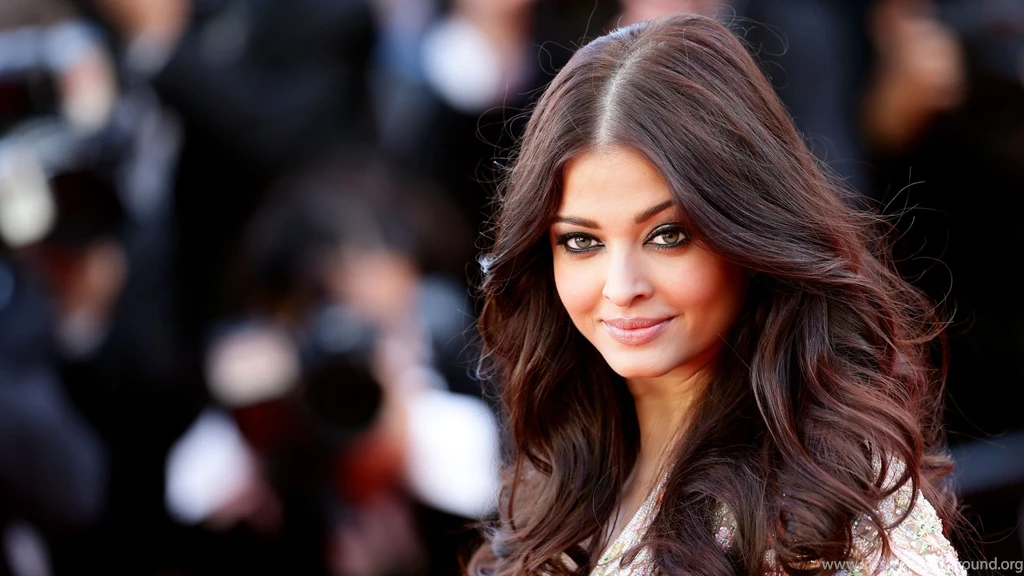 Beautiful Aishwarya Rai Bachchan Wallpaper.jpg